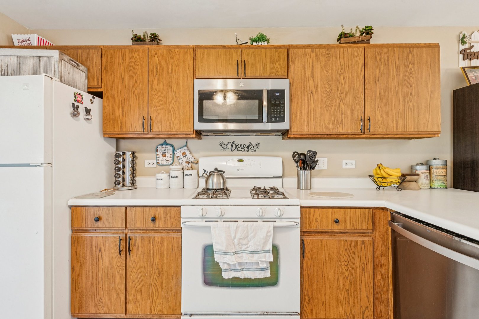1192 Sumac Trail Hoffman Estates, IL 60192 - Photo 20 of 39 a kitchen with a sink a stove and a refrigerator