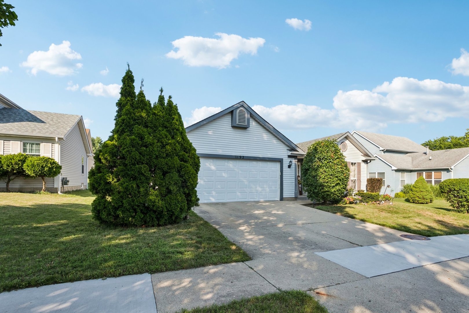 1192 Sumac Trail Hoffman Estates, IL 60192 - Photo 4 of 39 a front view of a house with a garden