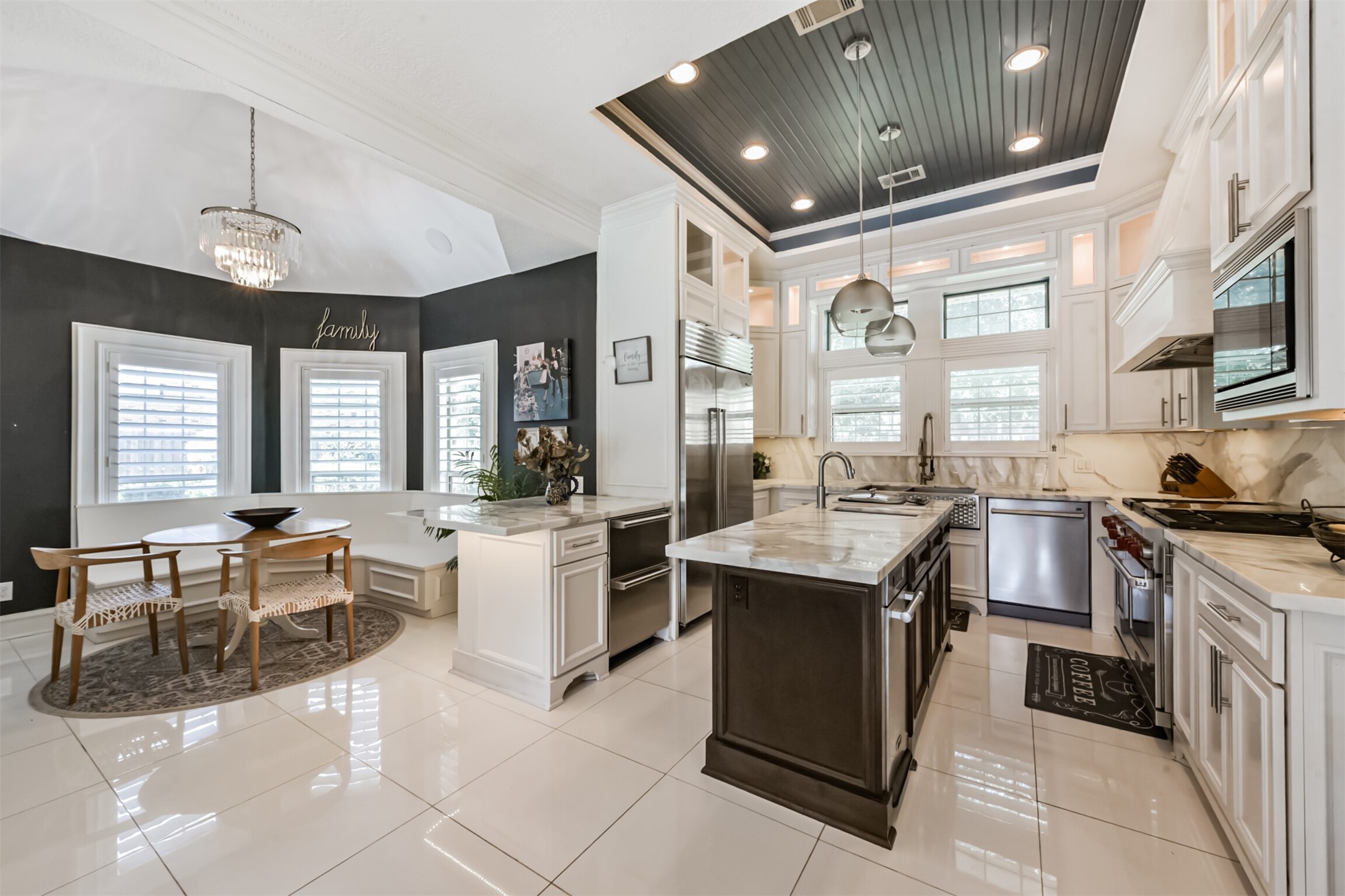 263 Wood Loop Street Houston, TX 77015 - Photo 18 of 48 a kitchen with lots of counter top space