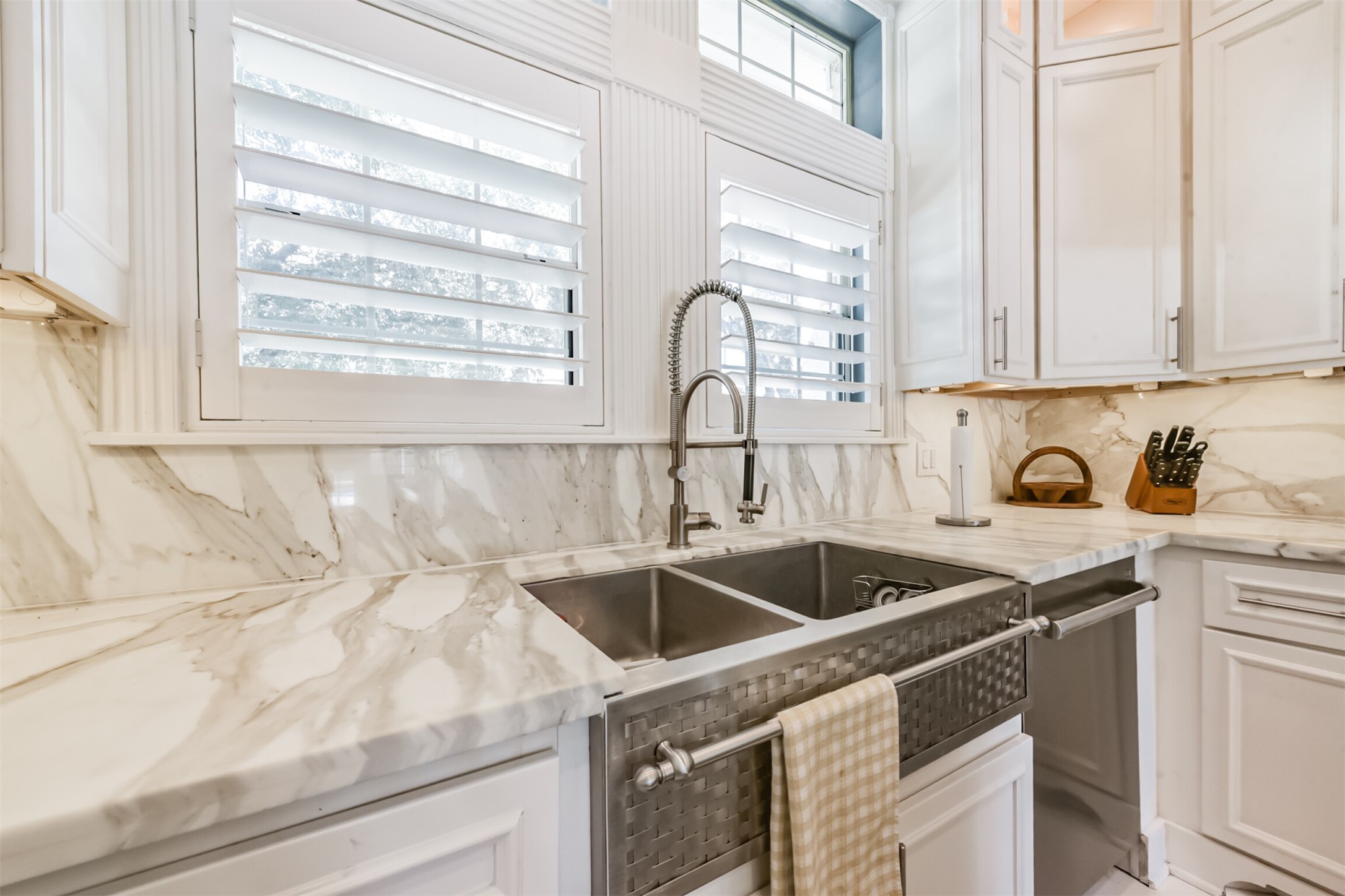 263 Wood Loop Street Houston, TX 77015 - Photo 21 of 48 a kitchen with a sink cabinets and window