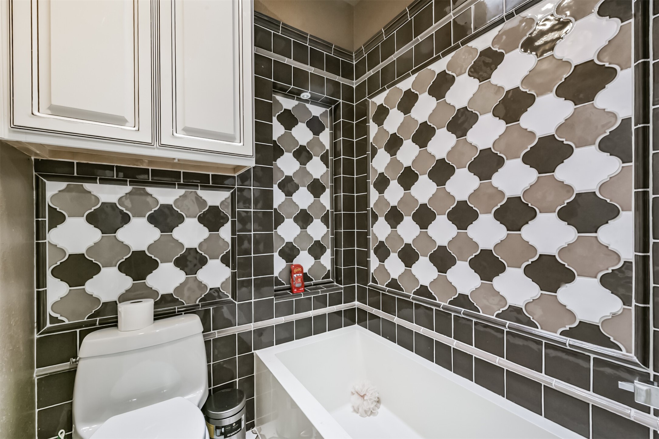 263 Wood Loop Street Houston, TX 77015 - Photo 42 of 48 a bathroom with a bathtub and a sink