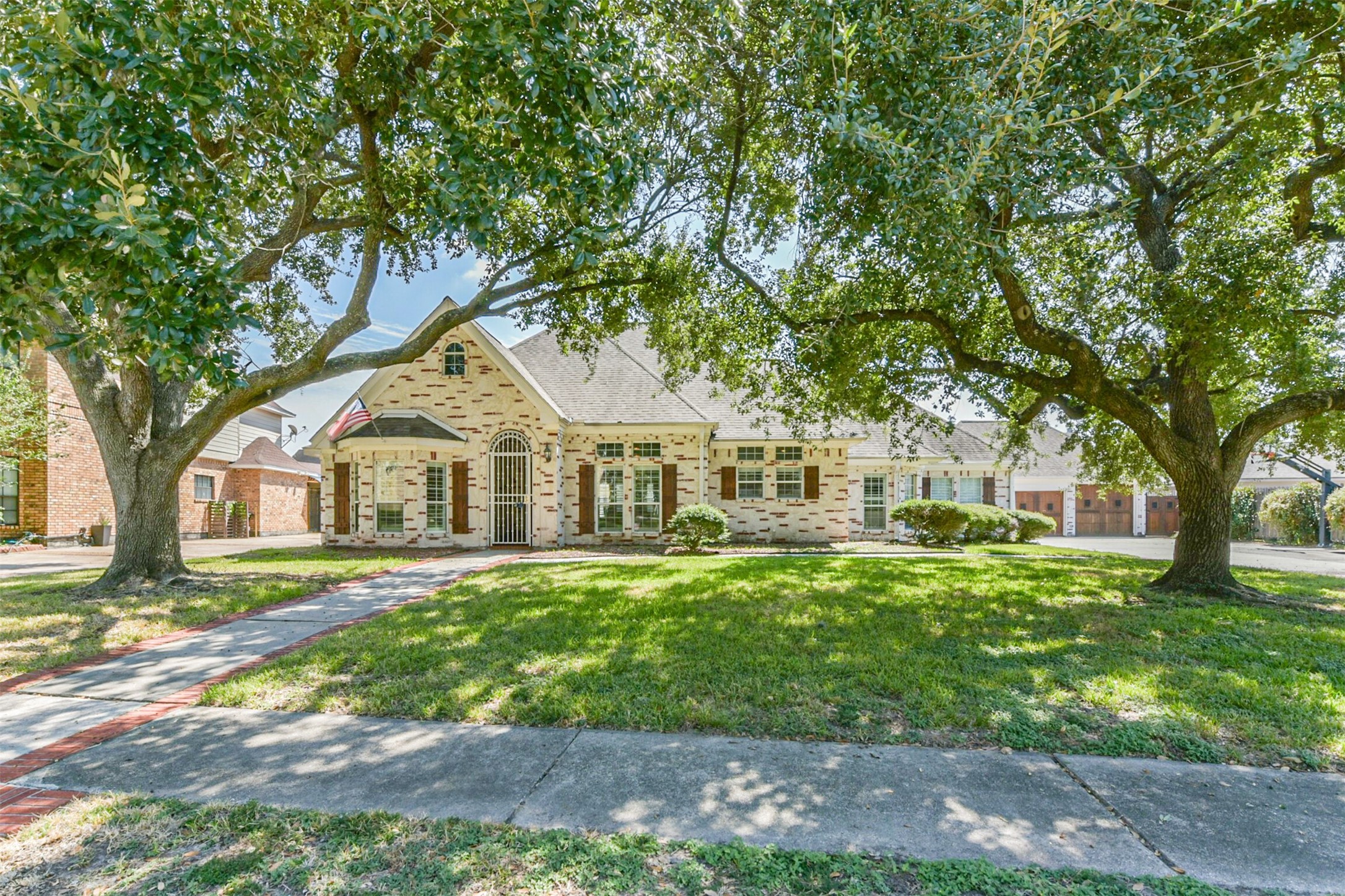 263 Wood Loop Street Houston, TX 77015 - Photo 6 of 48 a front view of a house with a garden