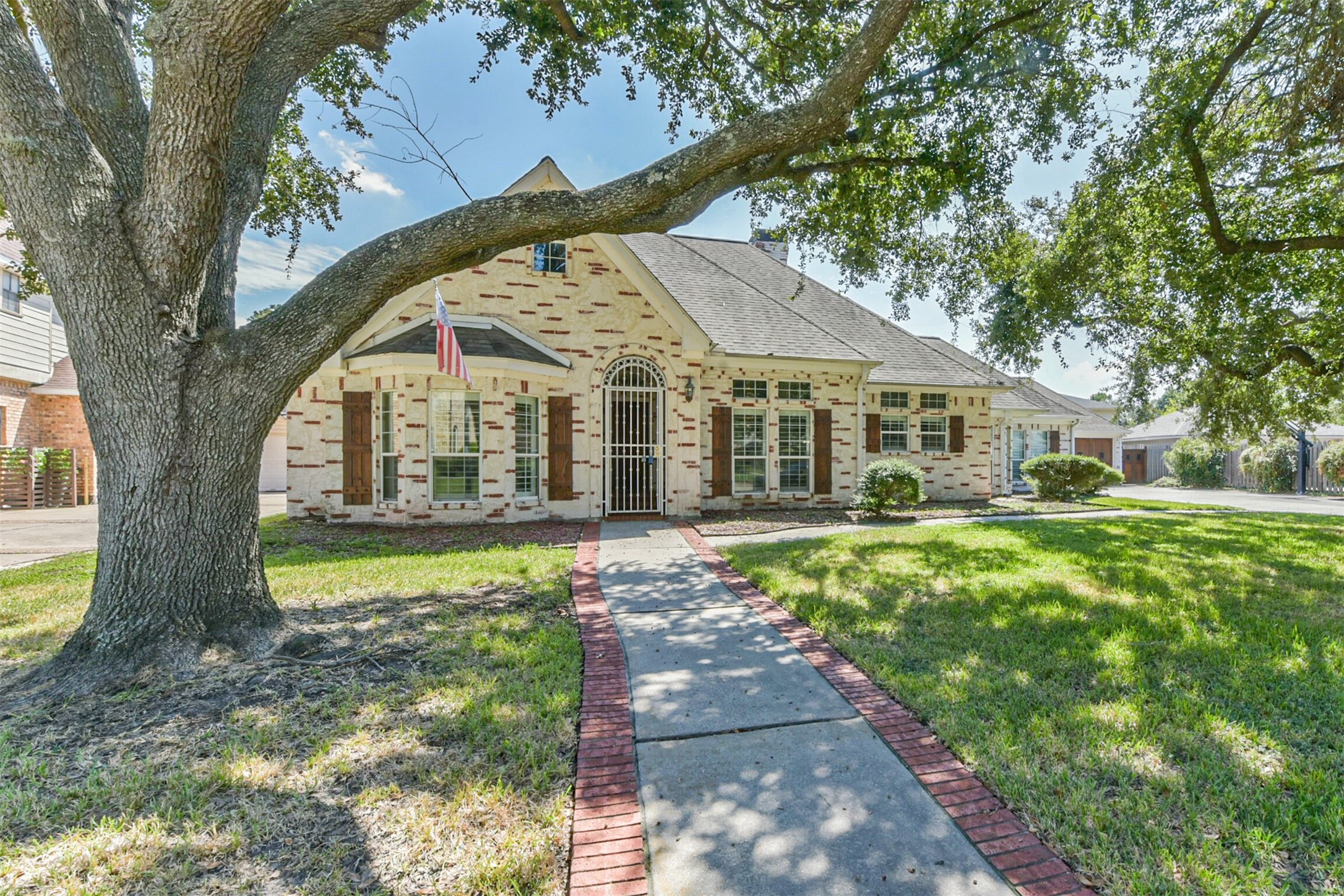 263 Wood Loop Street Houston, TX 77015 - Photo 7 of 48 a view of a house with garden