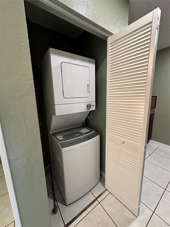 9971 Twin Lakes Drive, Unit 9G Coral Springs, FL 33071 - Photo 4 of 13 a utility room with dryer and washer