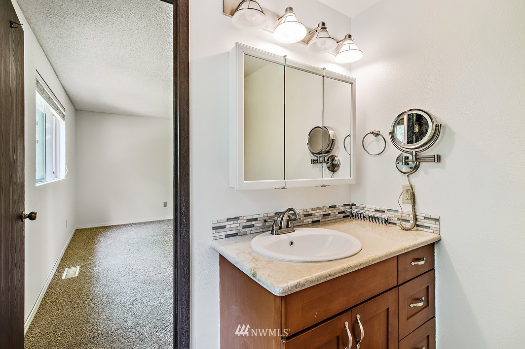 1651 Monroe Court Southeast Renton, WA 98058 - Photo 12 of 21 Gallery Image 12