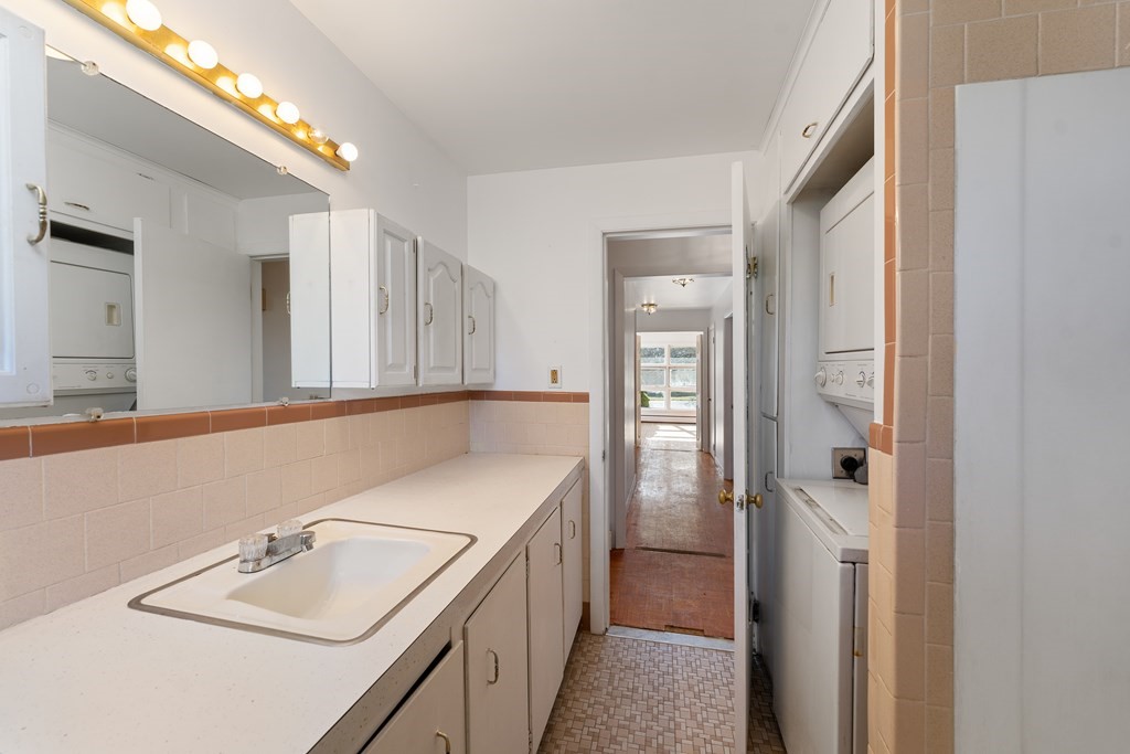 110 Fieldwood Avenue Seekonk, MA 02771 - Photo 9 of 33 a bathroom with a sink a toilet and shower