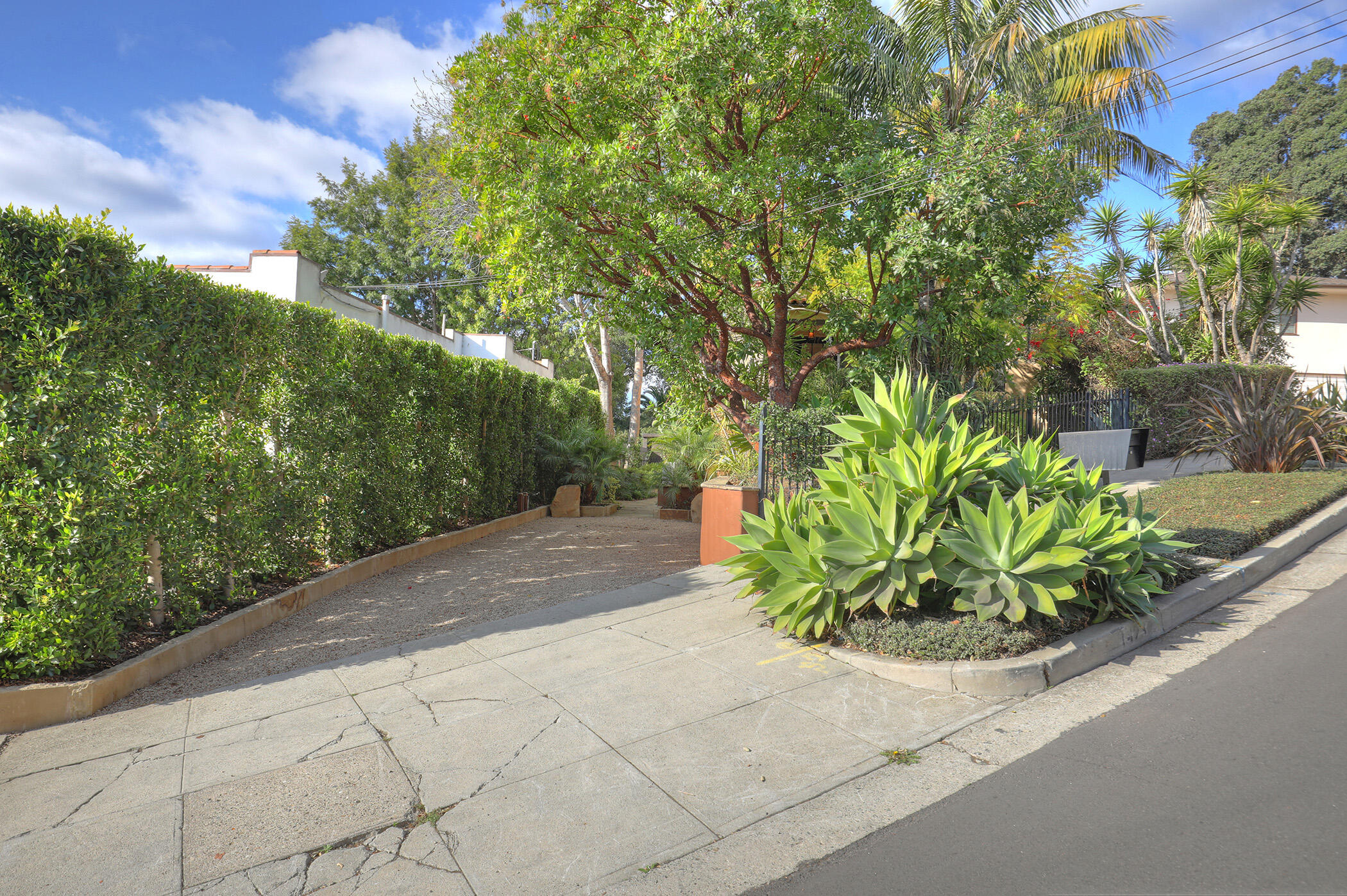 1423 Alta Vista Road, Unit 2 Santa Barbara, CA 93103 - Photo 3 of 36 3