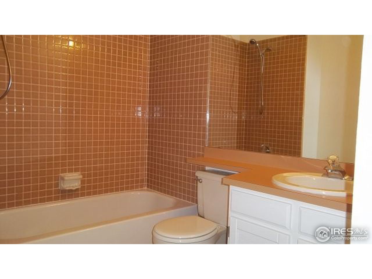 5046 Buckingham Road, Unit 6 Boulder, CO 80301 - Photo 20 of 23 Upper hall bath, tile surround
