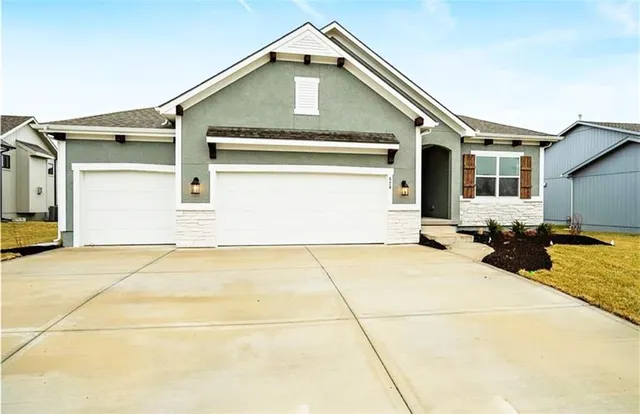 $565,000 | 520 Southeast David Road, Lee's Summit, MO 64082