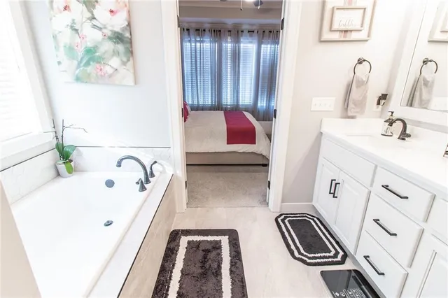 $565,000 | 520 Southeast David Road, Lee's Summit, MO 64082