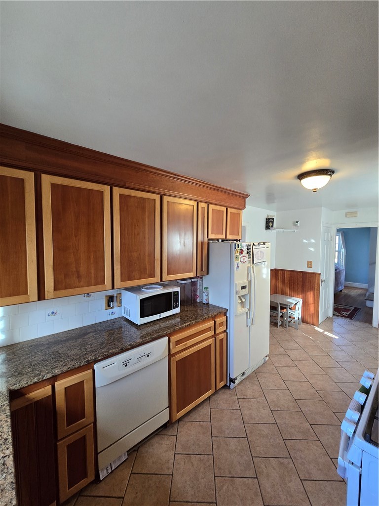 42 Netherlands Avenue Cranston, RI 02905 - Photo 11 of 39