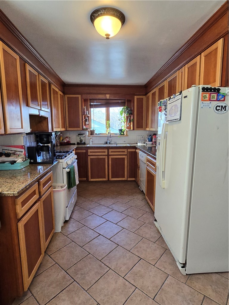 42 Netherlands Avenue Cranston, RI 02905 - Photo 14 of 39