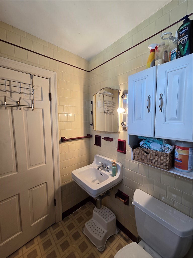 42 Netherlands Avenue Cranston, RI 02905 - Photo 8 of 39