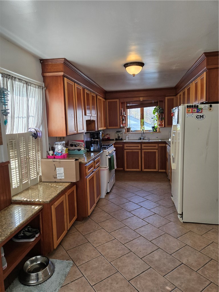 42 Netherlands Avenue Cranston, RI 02905 - Photo 9 of 39