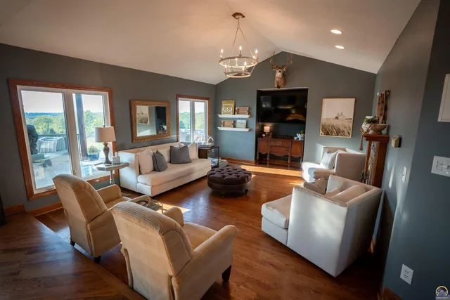 $3,099,995 | 5721 Northwest Humphrey Road, Topeka, KS 66618