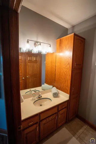 $3,099,995 | 5721 Northwest Humphrey Road, Topeka, KS 66618