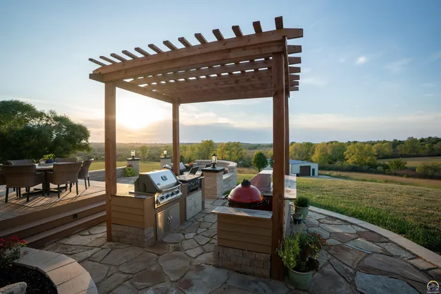 $3,099,995 | 5721 Northwest Humphrey Road, Topeka, KS 66618