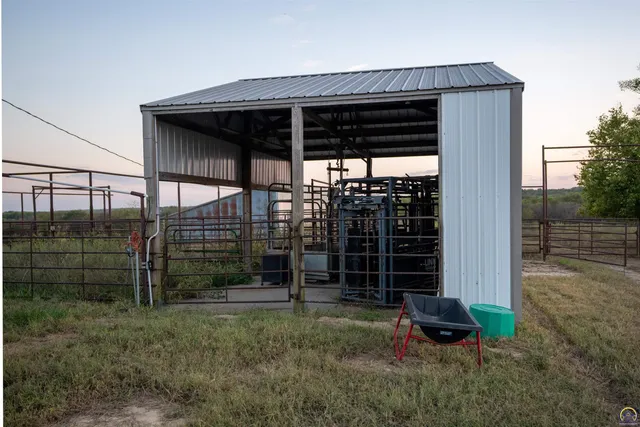 $3,099,995 | 5721 Northwest Humphrey Road, Topeka, KS 66618