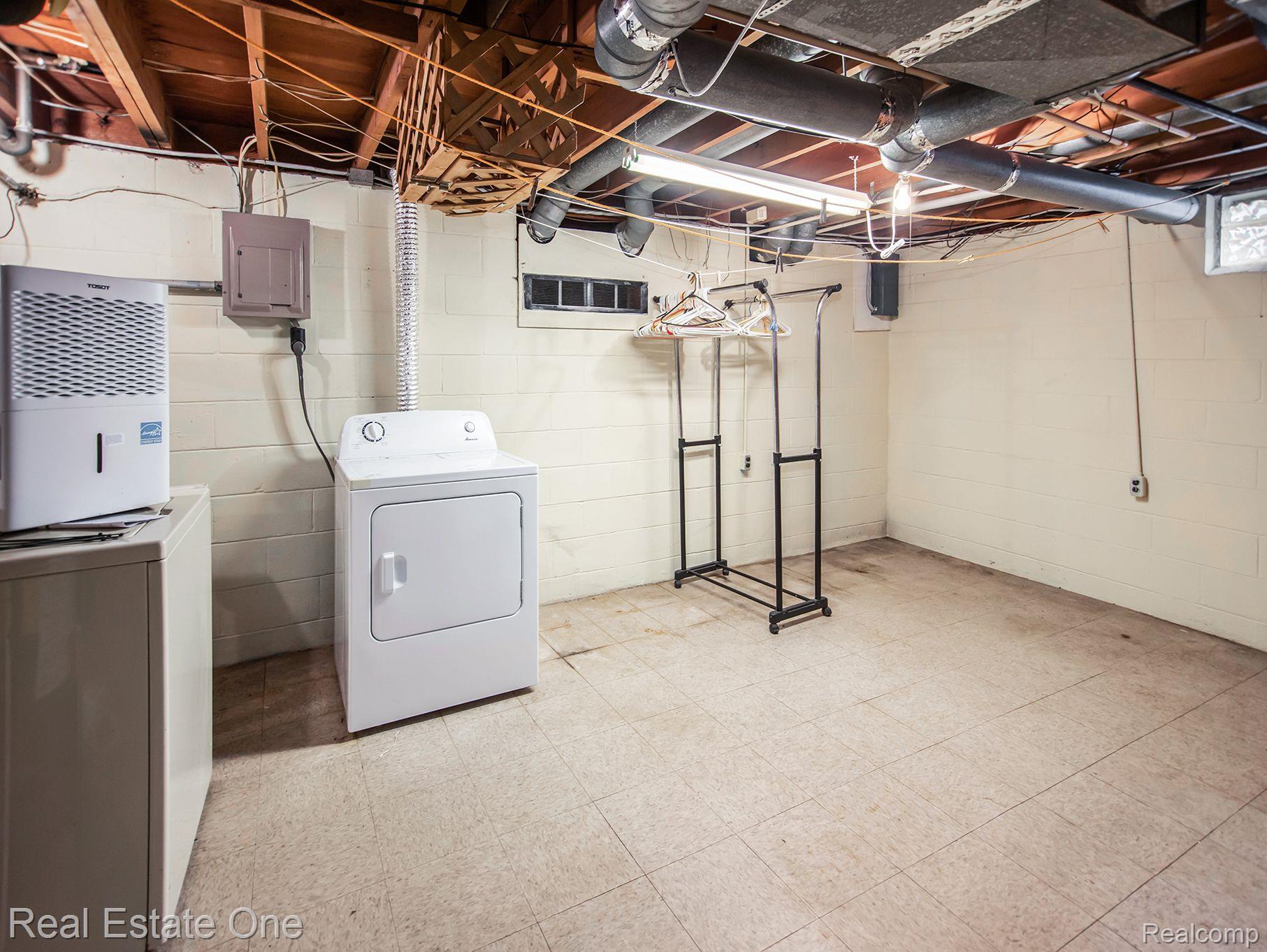 3364 Chalice Road Lake Orion, MI 48359 - Photo 21 of 31 Laundry area