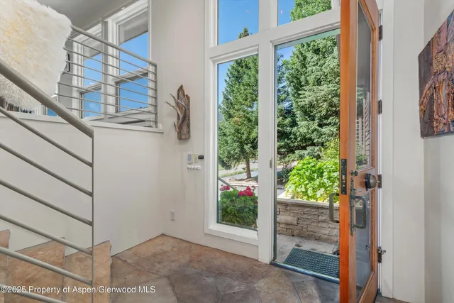 a view of entryway with garden