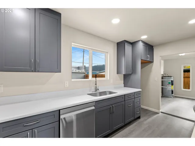 $289,900 | 260 Southwest Ford Avenue, Winston, OR 97496