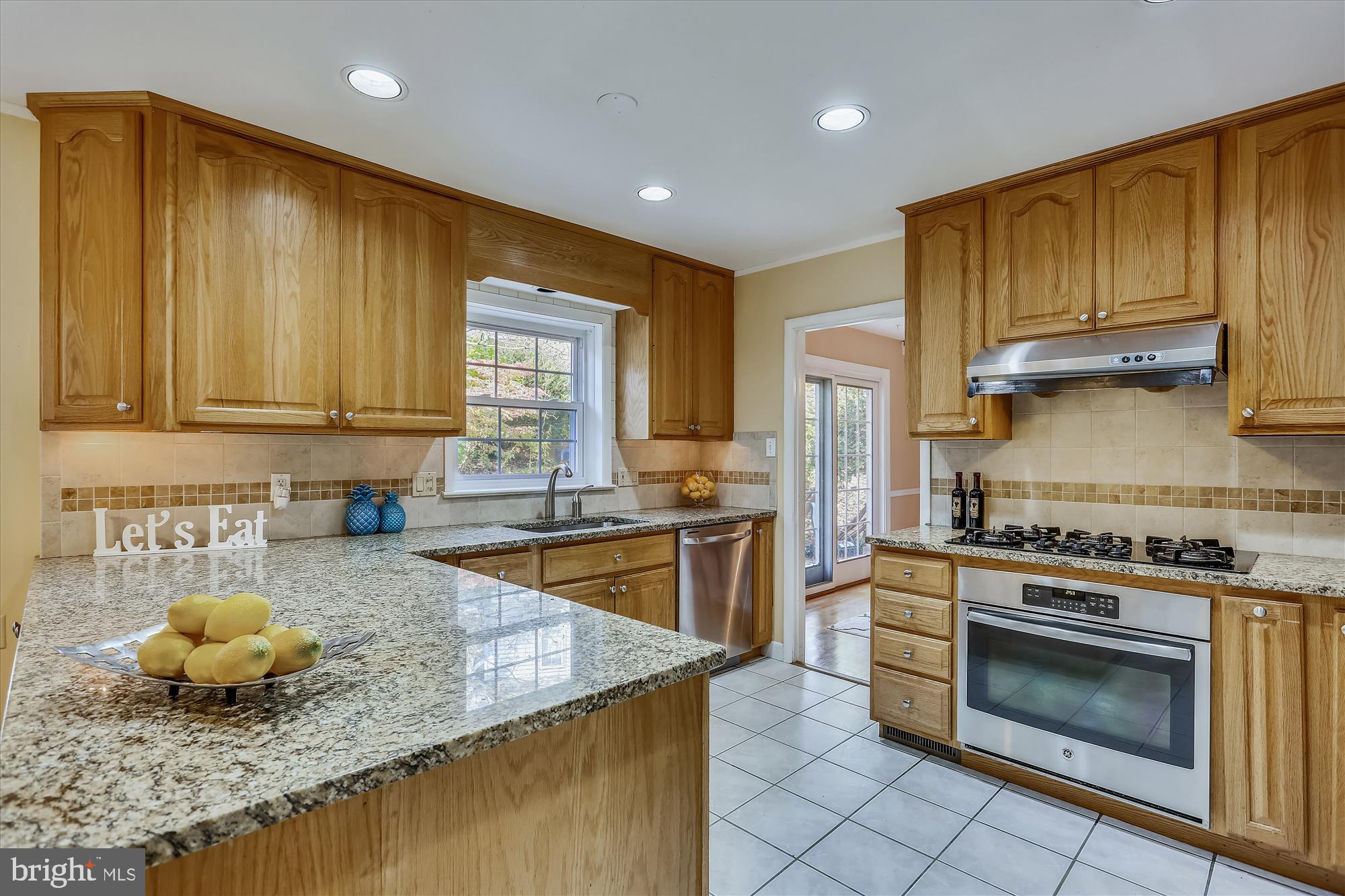 16620 Bethayres Road Derwood, MD 20855 - Photo 15 of 80 Kitchen w/granite & stainless appliances