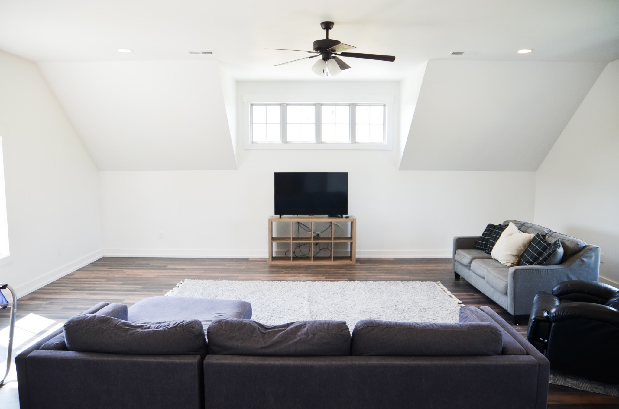 5931 Lakeview Road Springfield, TN 37172 - Photo 45 of 55 a living room with furniture and a flat screen tv