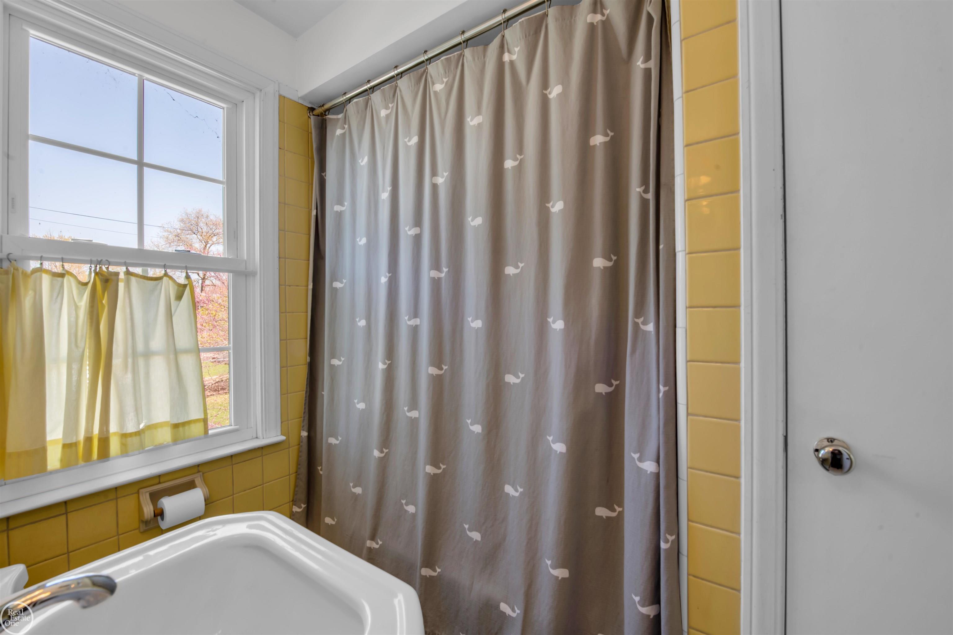 1808 Littlestone Road Grosse Pointe, MI 48236 - Photo 19 of 30 50107167-18.JPG