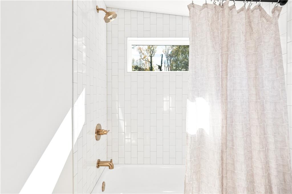 845 Ormewood Terrace Southeast, Unit B Atlanta, GA 30316 - Photo 12 of 32 a bathroom with a shower