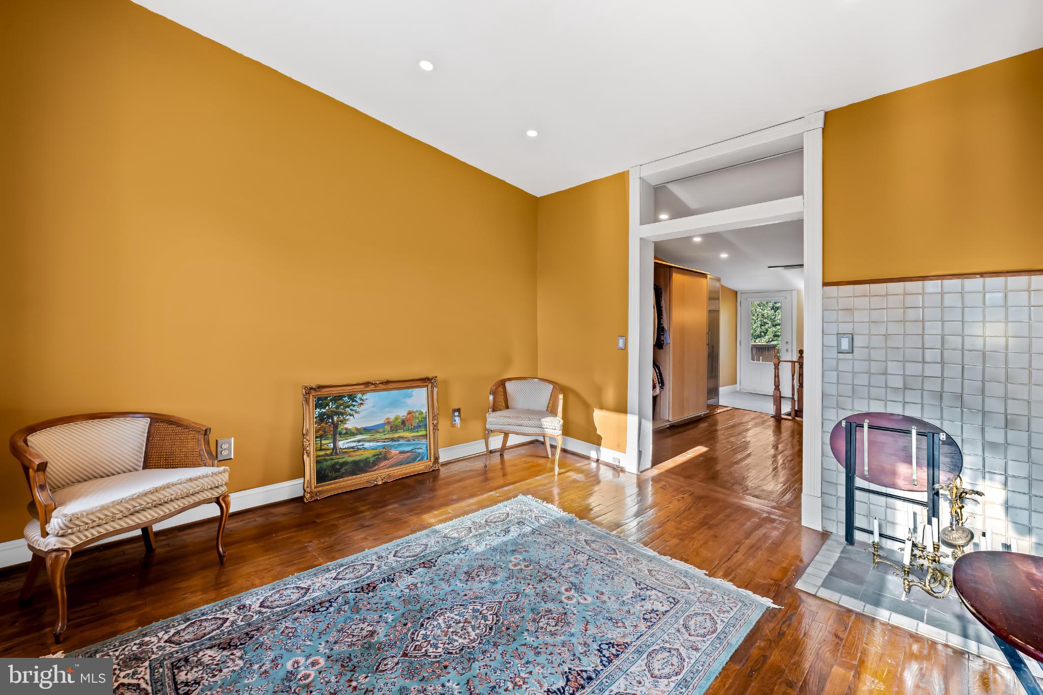35 South Calhoun Street Baltimore, MD 21223 - Photo 25 of 29 Charming entryway with warm golden hues.