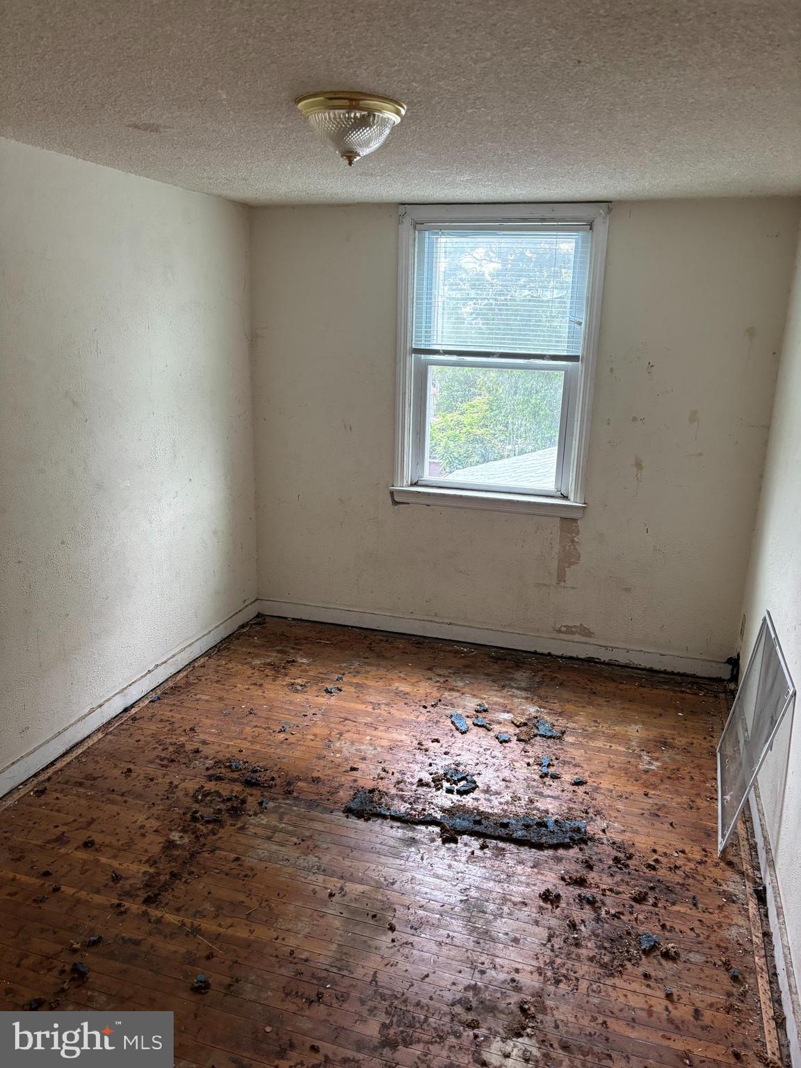 18 Southridge Road Darby, PA 19023 - Photo 11 of 13 en empty room with window