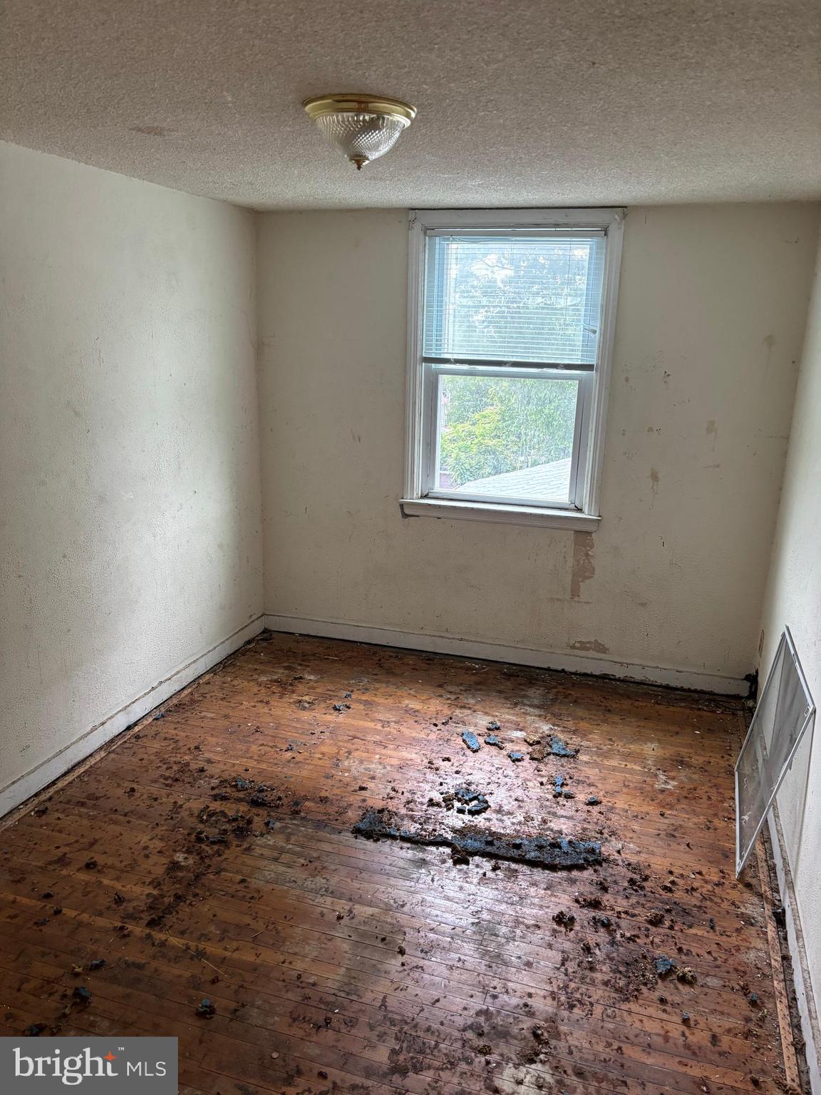 18 Southridge Road Darby, PA 19023 - Photo 13 of 13 en empty room with window