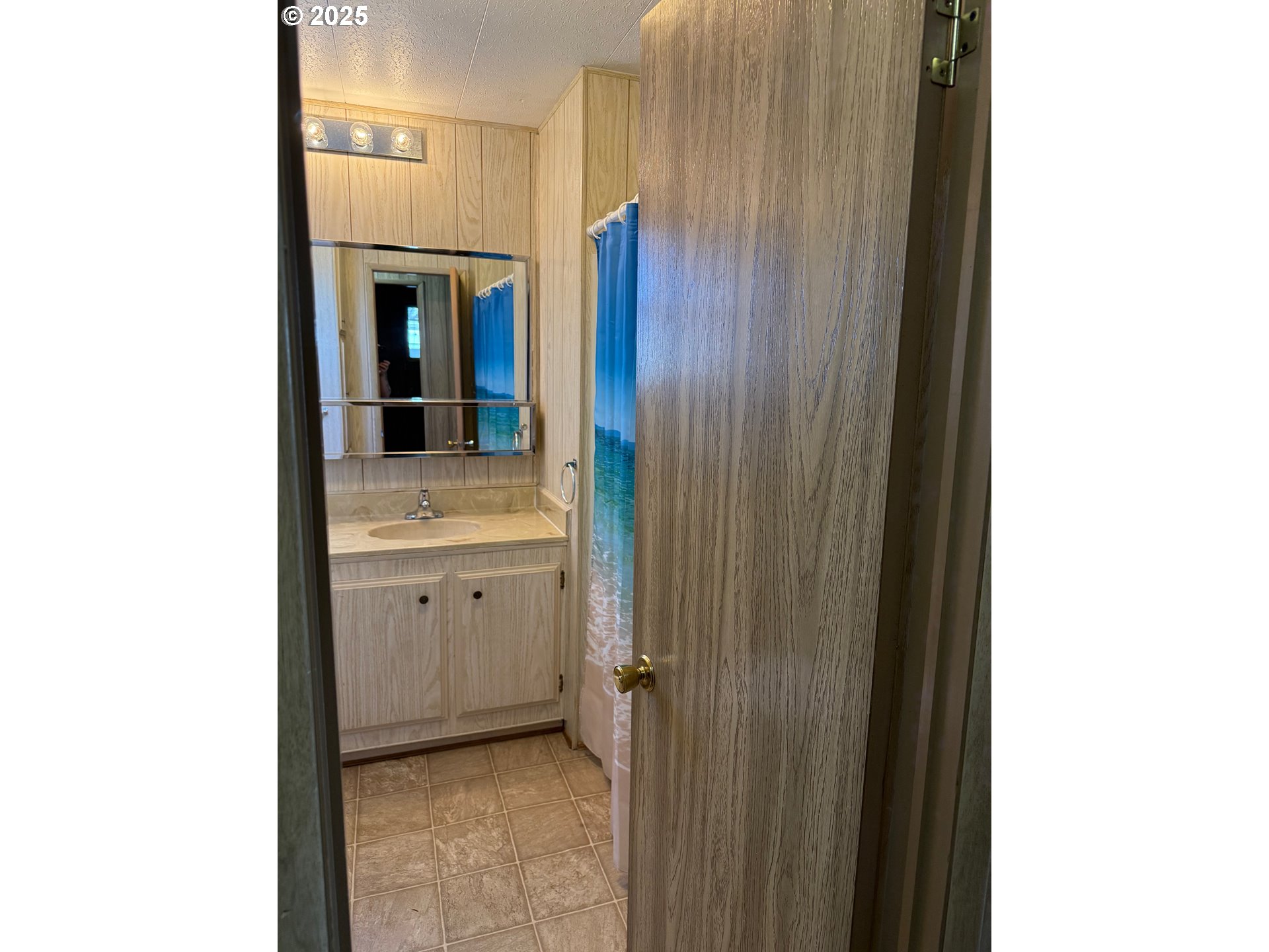 5422 Portland Road Northeast, Unit 47 Salem, OR 97305 - Photo 32 of 45 a bathroom with a sink and a mirror