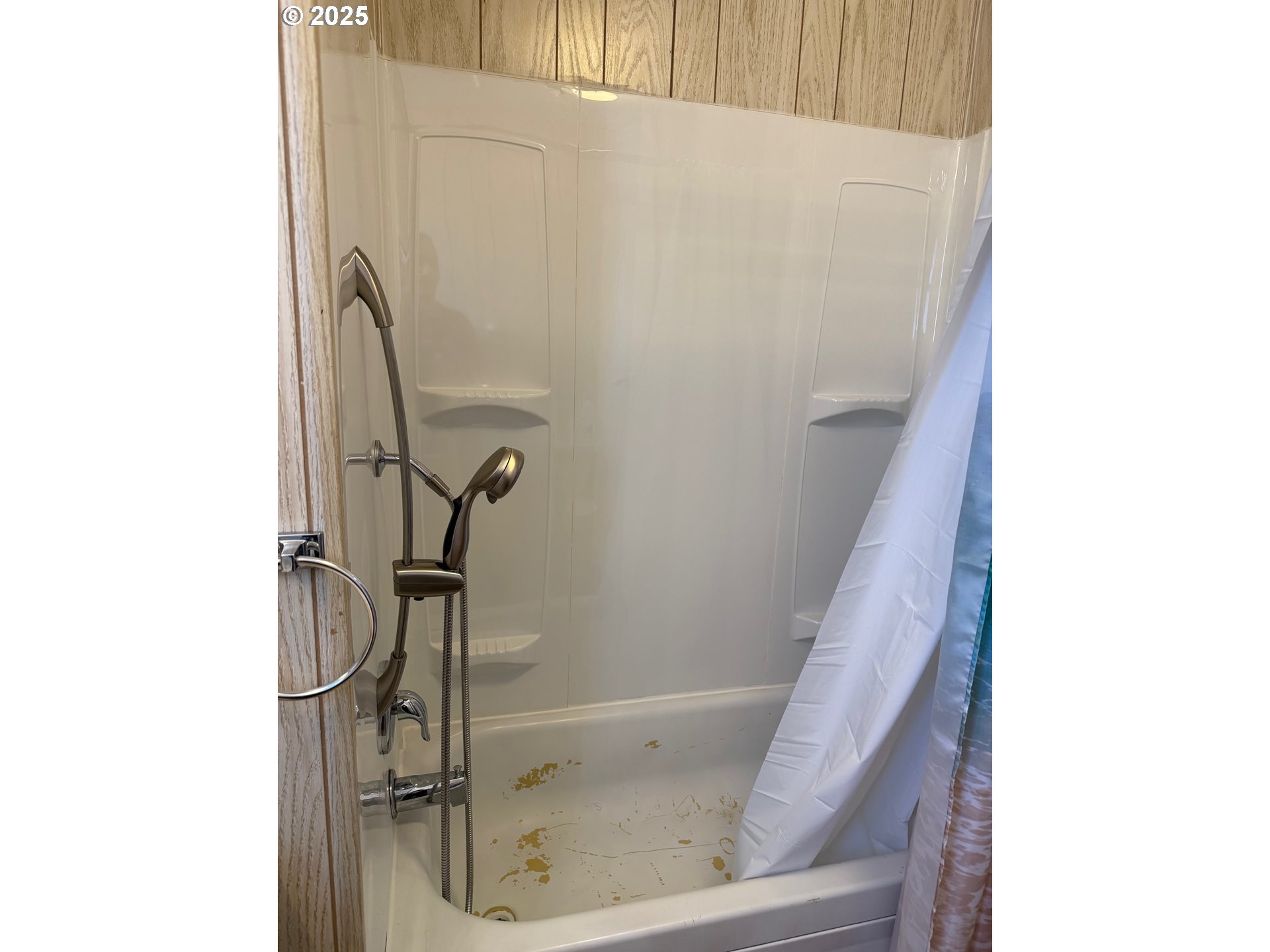 5422 Portland Road Northeast, Unit 47 Salem, OR 97305 - Photo 33 of 45 a bathroom with a bathtub