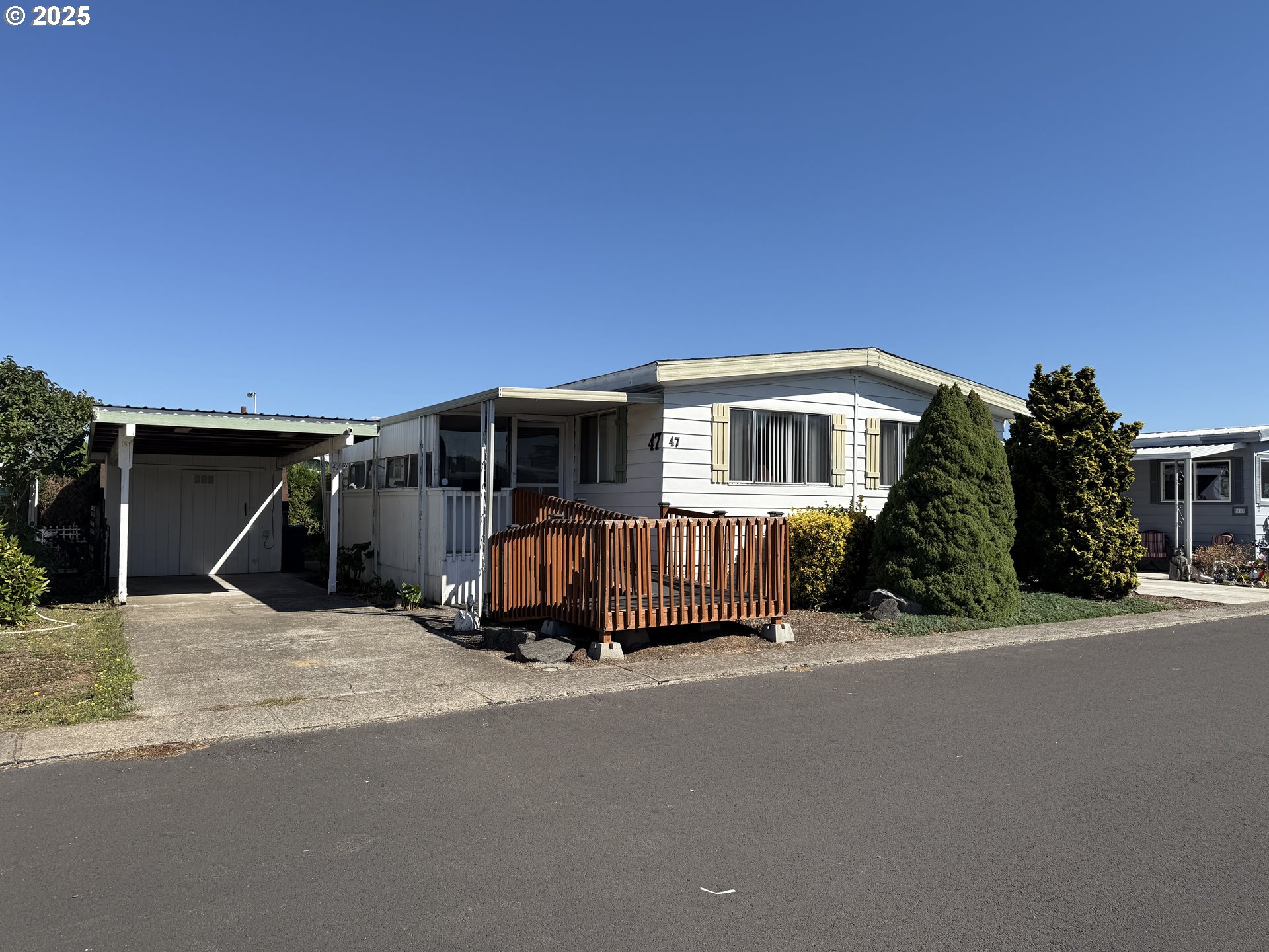 5422 Portland Road Northeast, Unit 47 Salem, OR 97305 - Photo 45 of 45 a view of a house with a patio