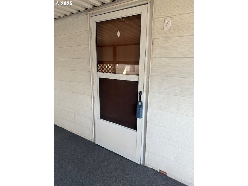 5422 Portland Road Northeast, Unit 47 Salem, OR 97305 - Photo 5 of 45 a hallway with a white walls