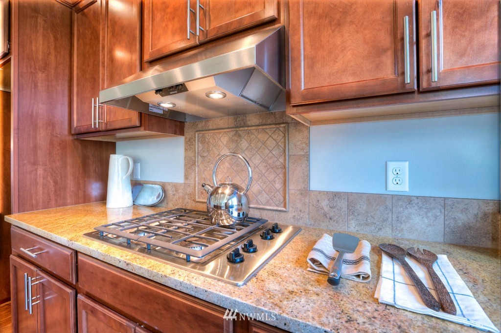 1014 Chelan Place Northeast Renton, WA 98059 - Photo 8 of 14 Gallery Image 8