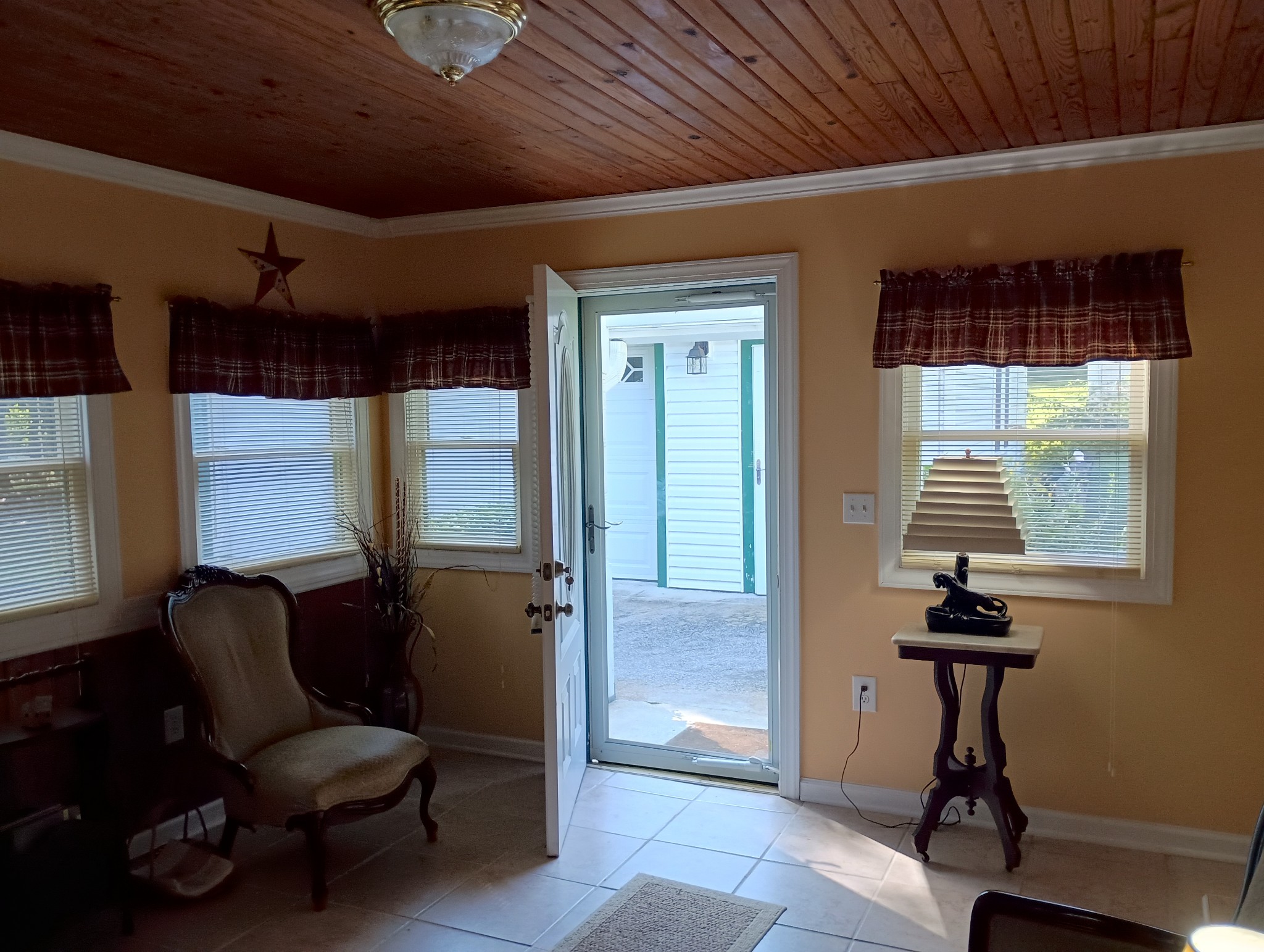 226 Lake O'Donnell Road Sewanee, TN 37375 - Photo 35 of 40 a room with furniture and a window