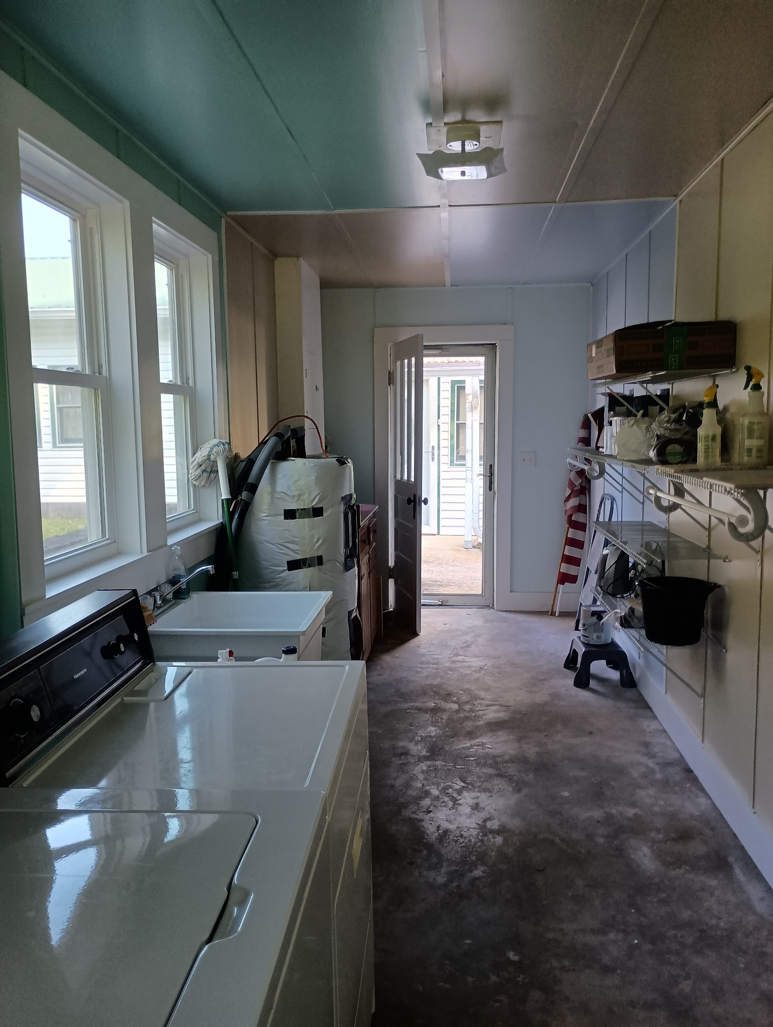 226 Lake O'Donnell Road Sewanee, TN 37375 - Photo 39 of 40 a living room with furniture and a flat screen tv