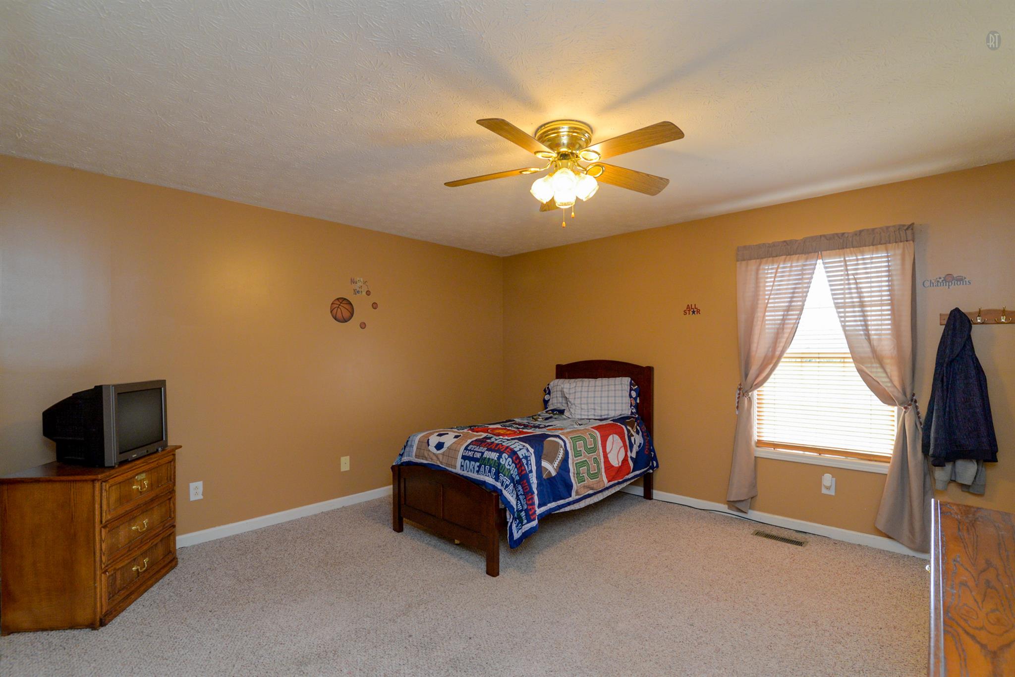 244 T G T Road Portland, TN 37148 - Photo 7 of 10 a room with a bed and window