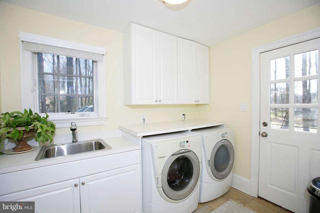 10820 Lockland Road Potomac, MD 20854 - Photo 17 of 30 a view of a sink and dishwasher with wooden floor