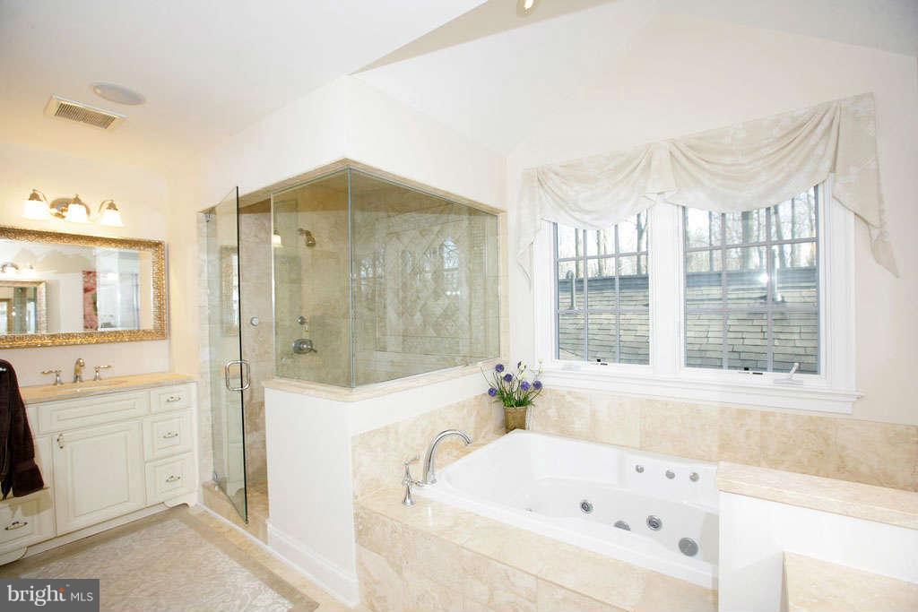 10820 Lockland Road Potomac, MD 20854 - Photo 23 of 30 a bathroom with a bathtub and a sink