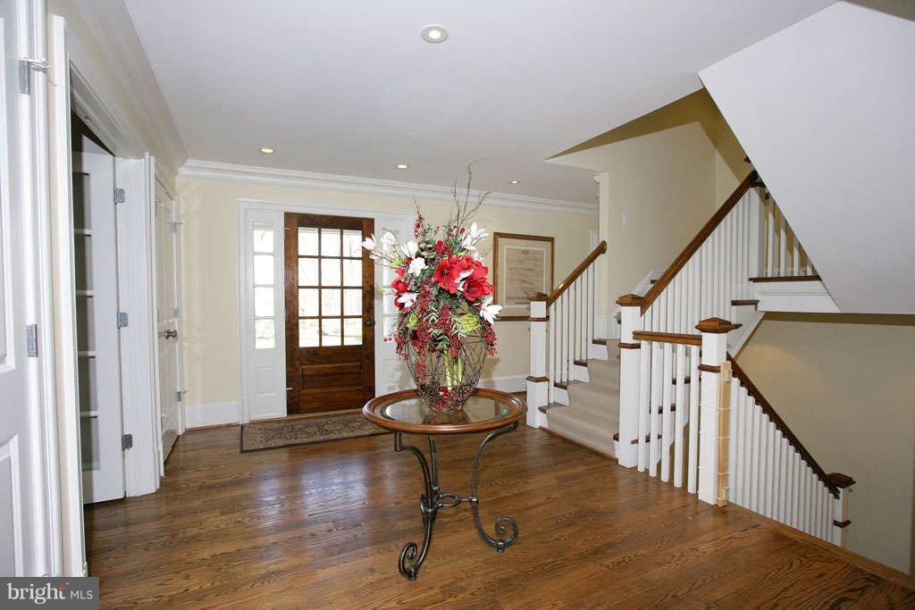 10820 Lockland Road Potomac, MD 20854 - Photo 5 of 30 a living room with wooden floor furniture and a potted plant