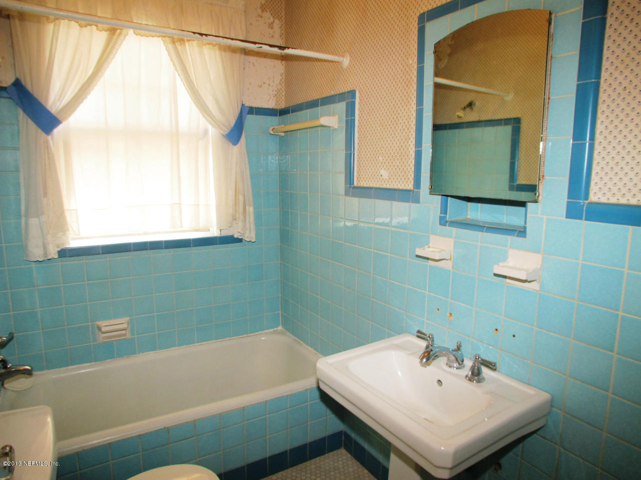 5109 Birkenhead Road Jacksonville, FL 32210 - Photo 14 of 20 a bathroom with a sink and a bathtub