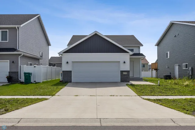 $319,900 | 6730 71st Avenue South, Horace, ND 58047