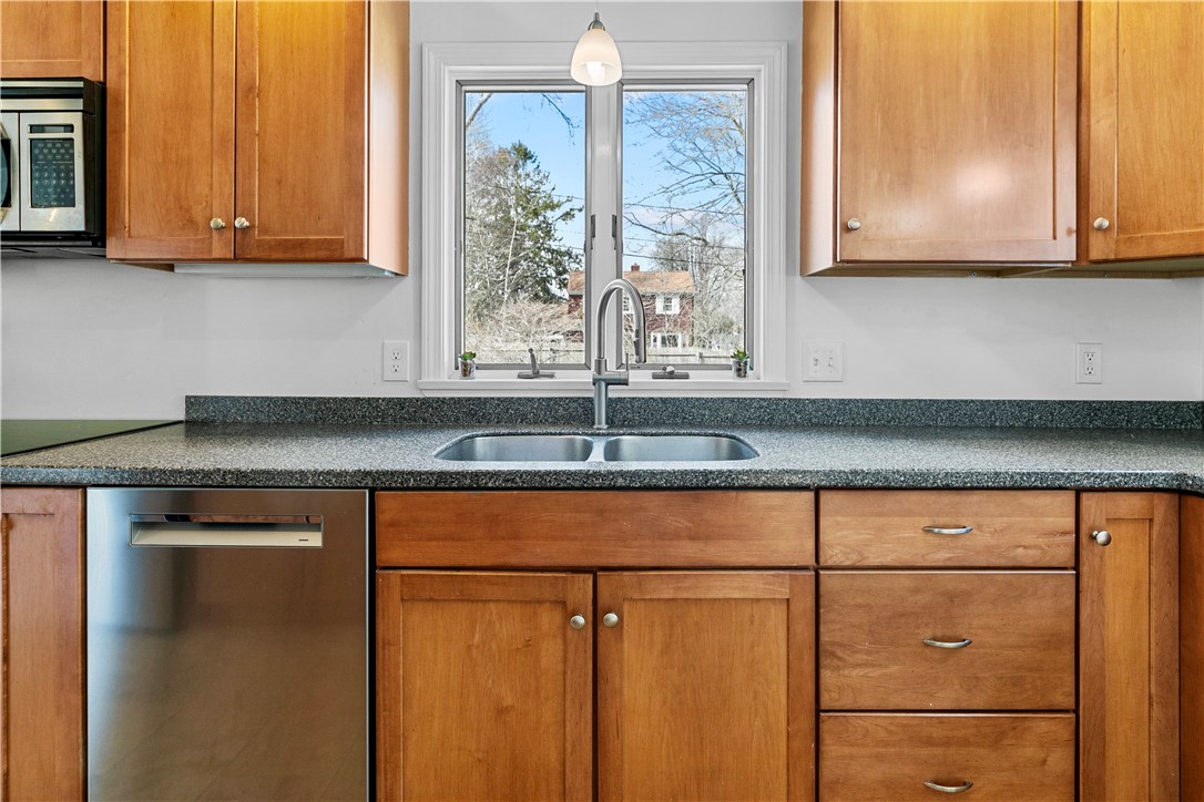 66 Merton Road Newport, RI 02840 - Photo 12 of 50