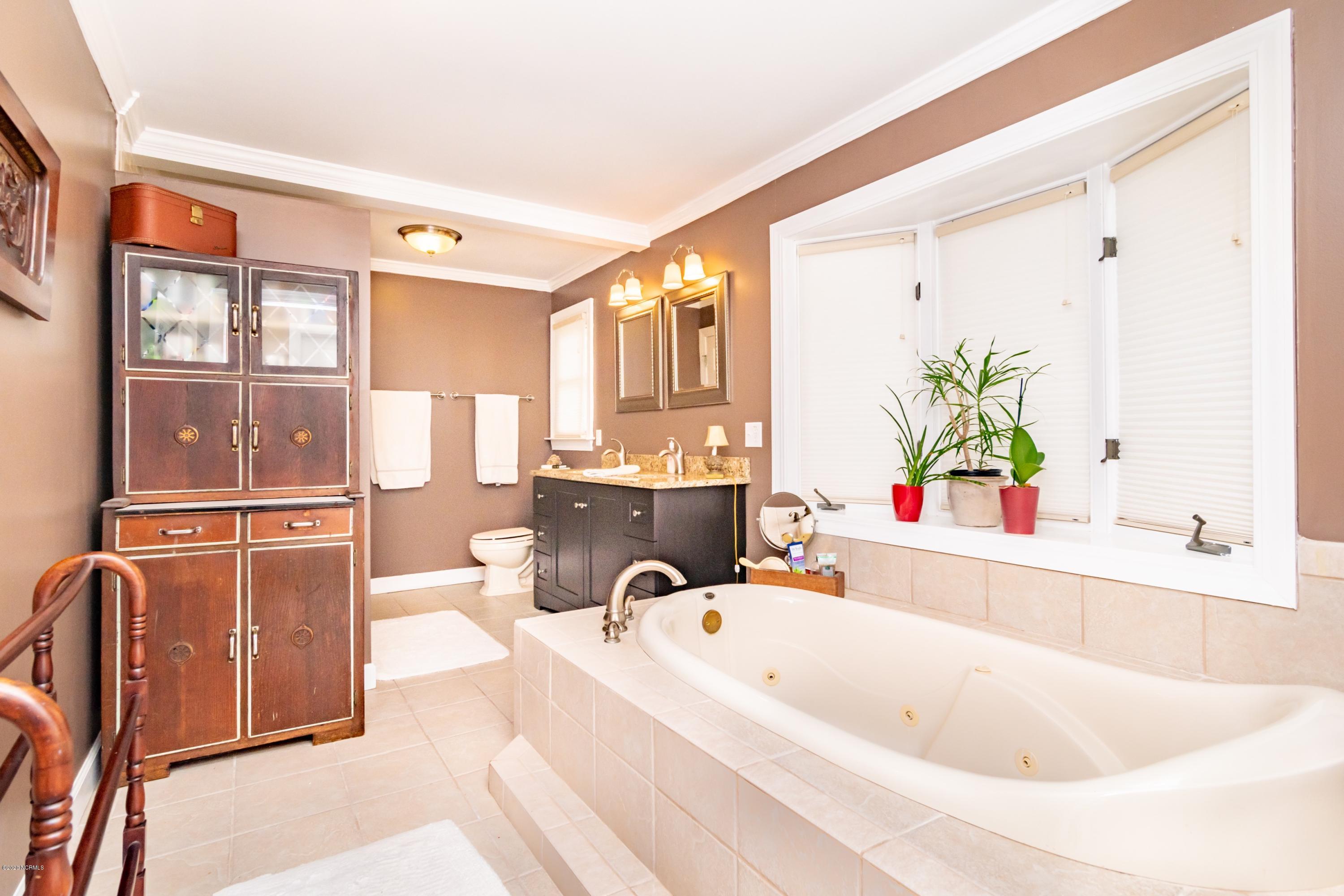 114 North Reed Drive Washington, NC 27889 - Photo 11 of 22 010 Master Bath