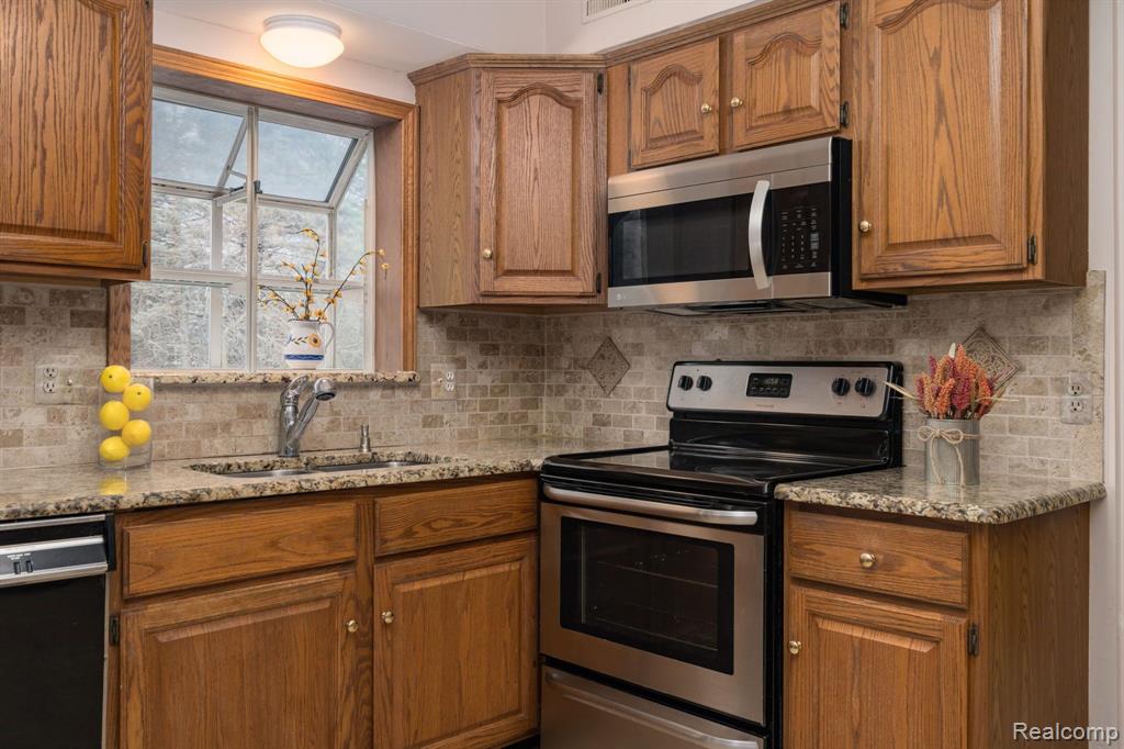 357 Powderhorn Ridge Court Rochester Hills, MI 48309 - Photo 12 of 42