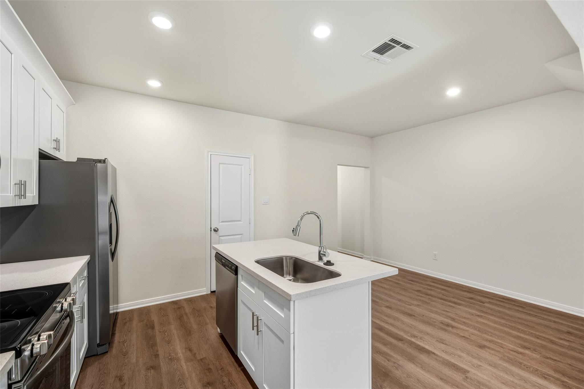 706 West Dallas Street Conroe, TX 77301 - Photo 18 of 38 Image showcases finishes and condition. Floor plan may vary.