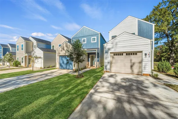 $1,825 | 706 West Dallas Street, Conroe, TX 77301